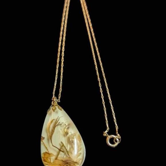 Vintage Floral Resin Teardrop Pendant Necklace 17.75" Gold Tone - Picture 3 of 5